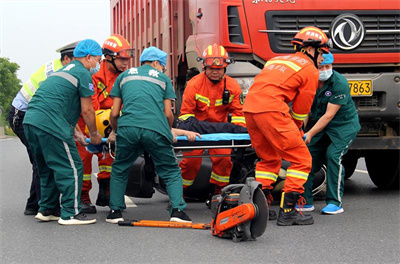 措美九龙道路救援